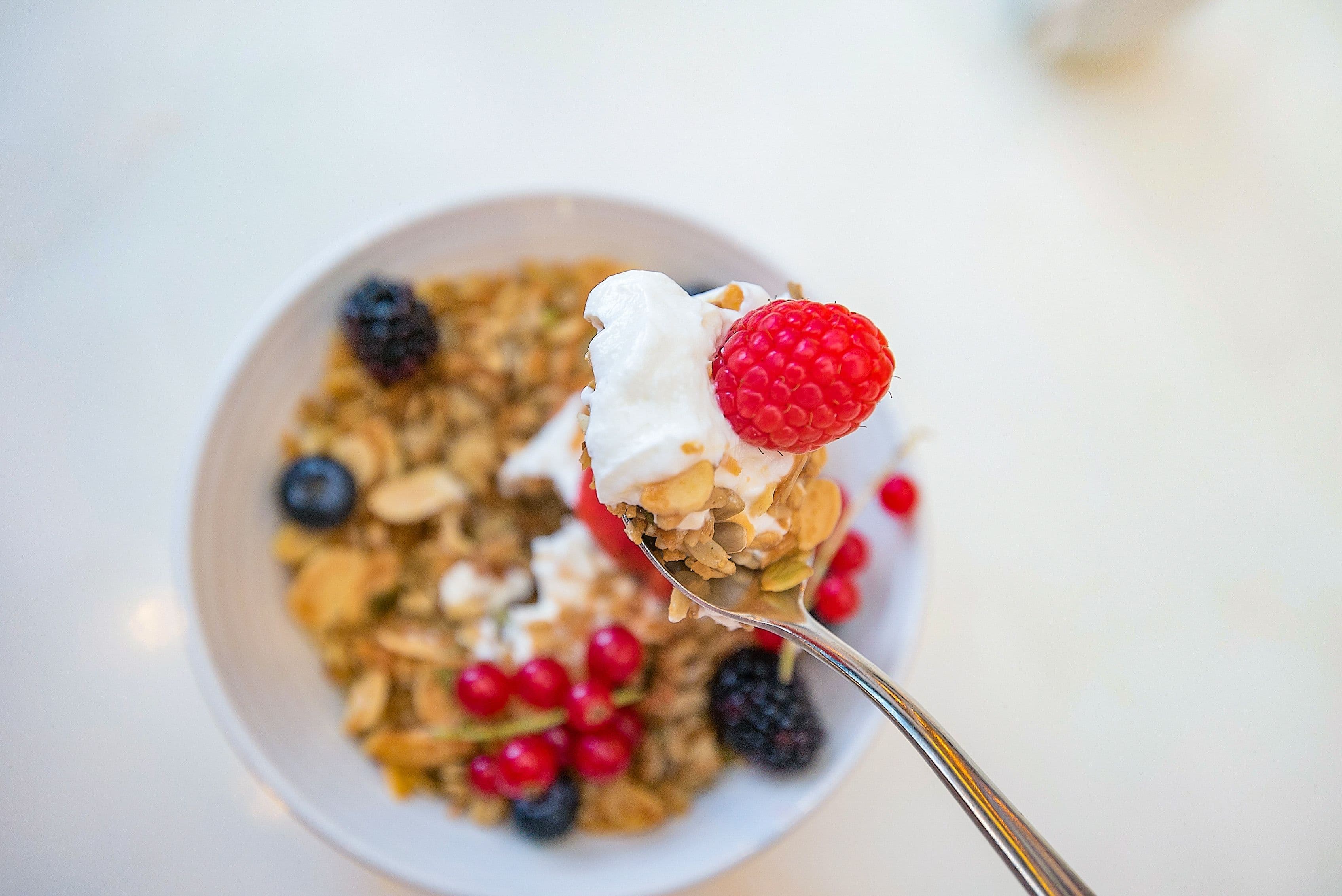 Receita Bowl Proteico de Iogurte Grego com Frutas e Granola no Viva no Flow